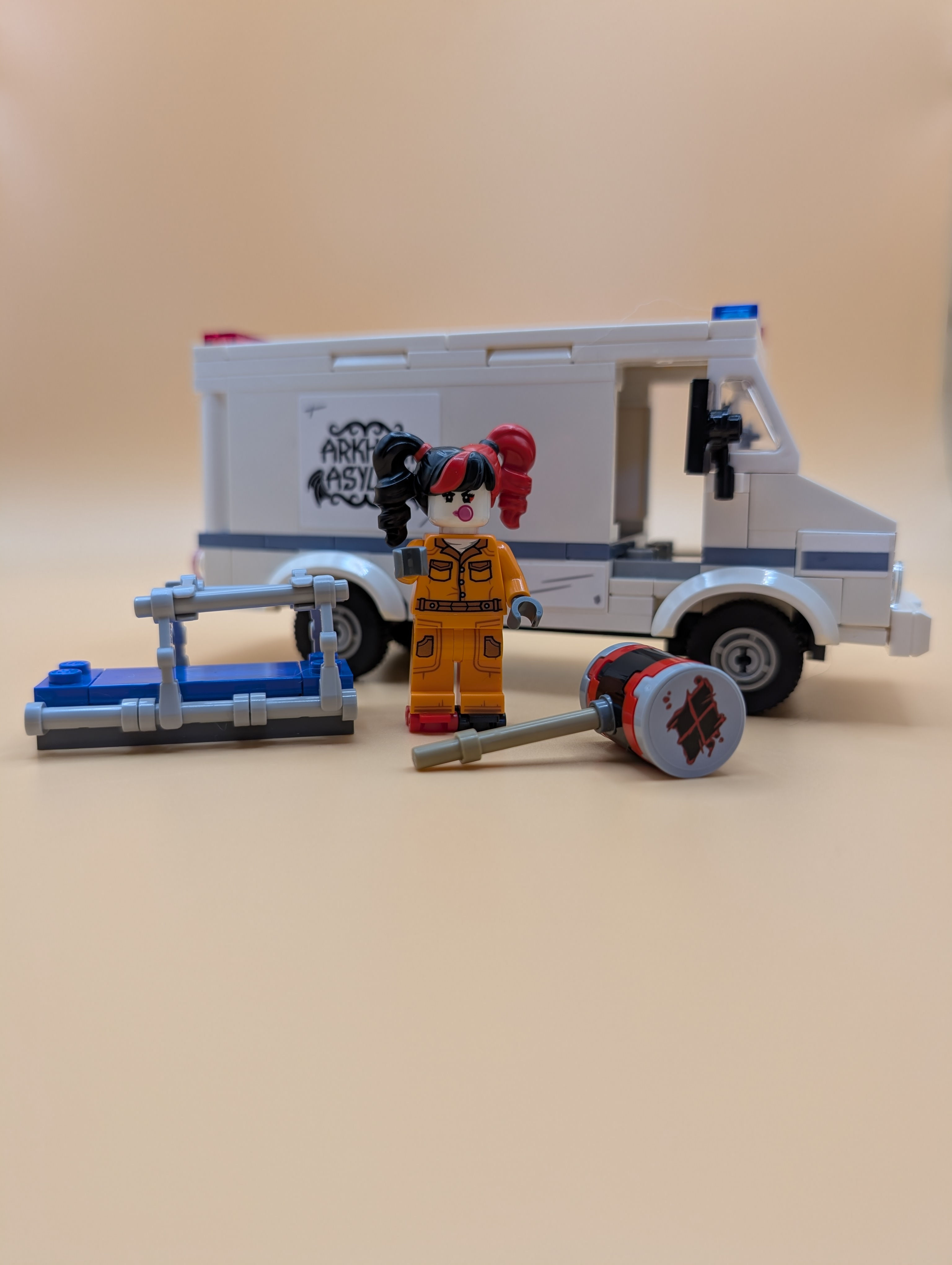LEGO Batman Arkham Asylum Ambulance & Harley Quinn Minifigure 76300
