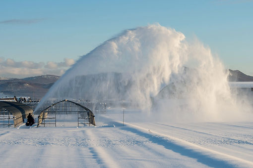 除雪車で雪をふき上げる