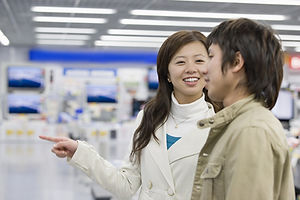 家電を選ぶ夫婦