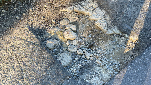 Etat des routes: ETHIAS refuse d'indemniser un membre d'un dégât occasionné par un nid de poule.