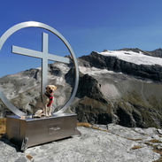 Gipfelkreuz Spinnevitrol Hund