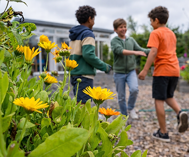Lek i trädgården med blommor.png
