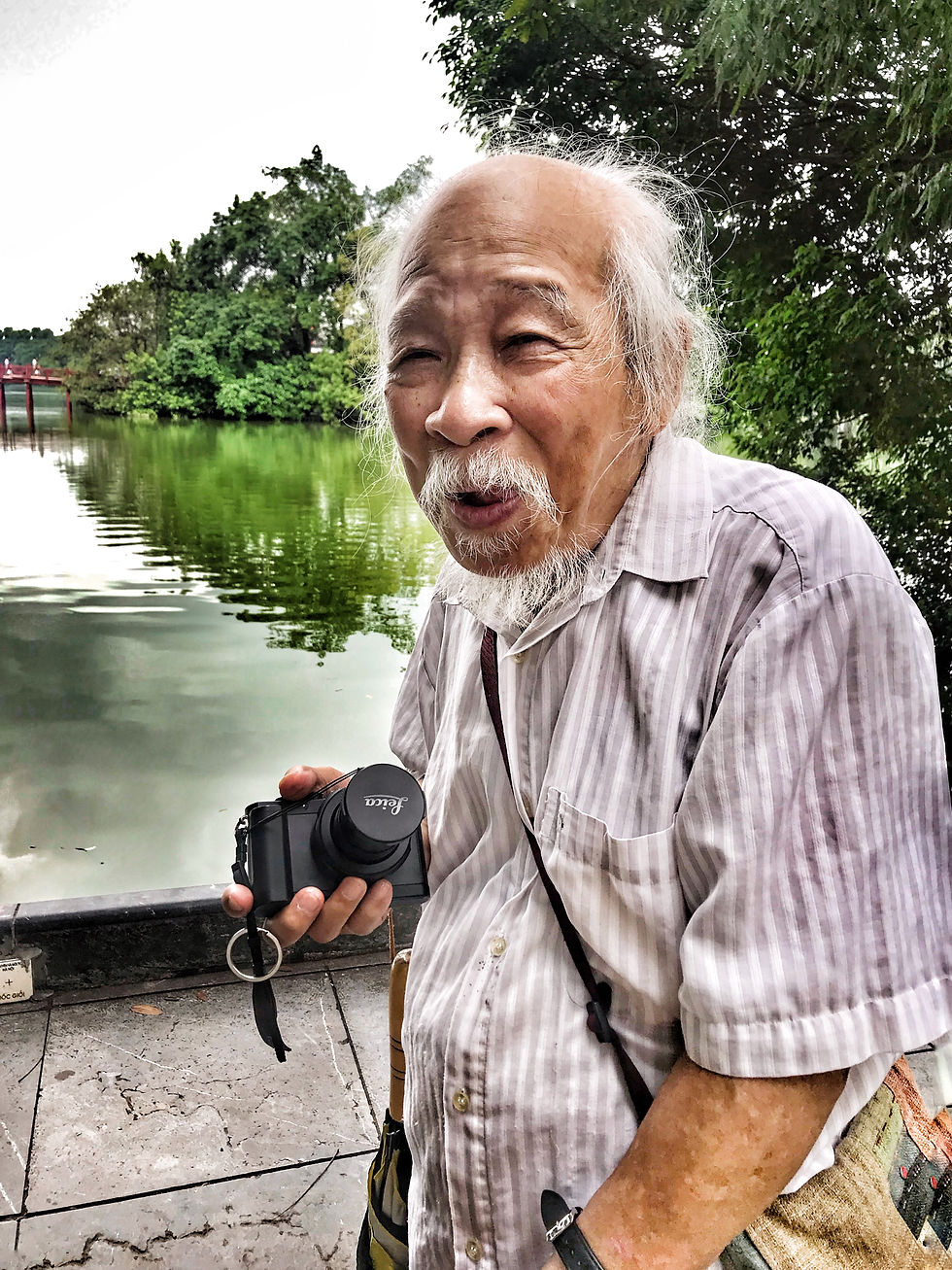 Quang Phung camina lento