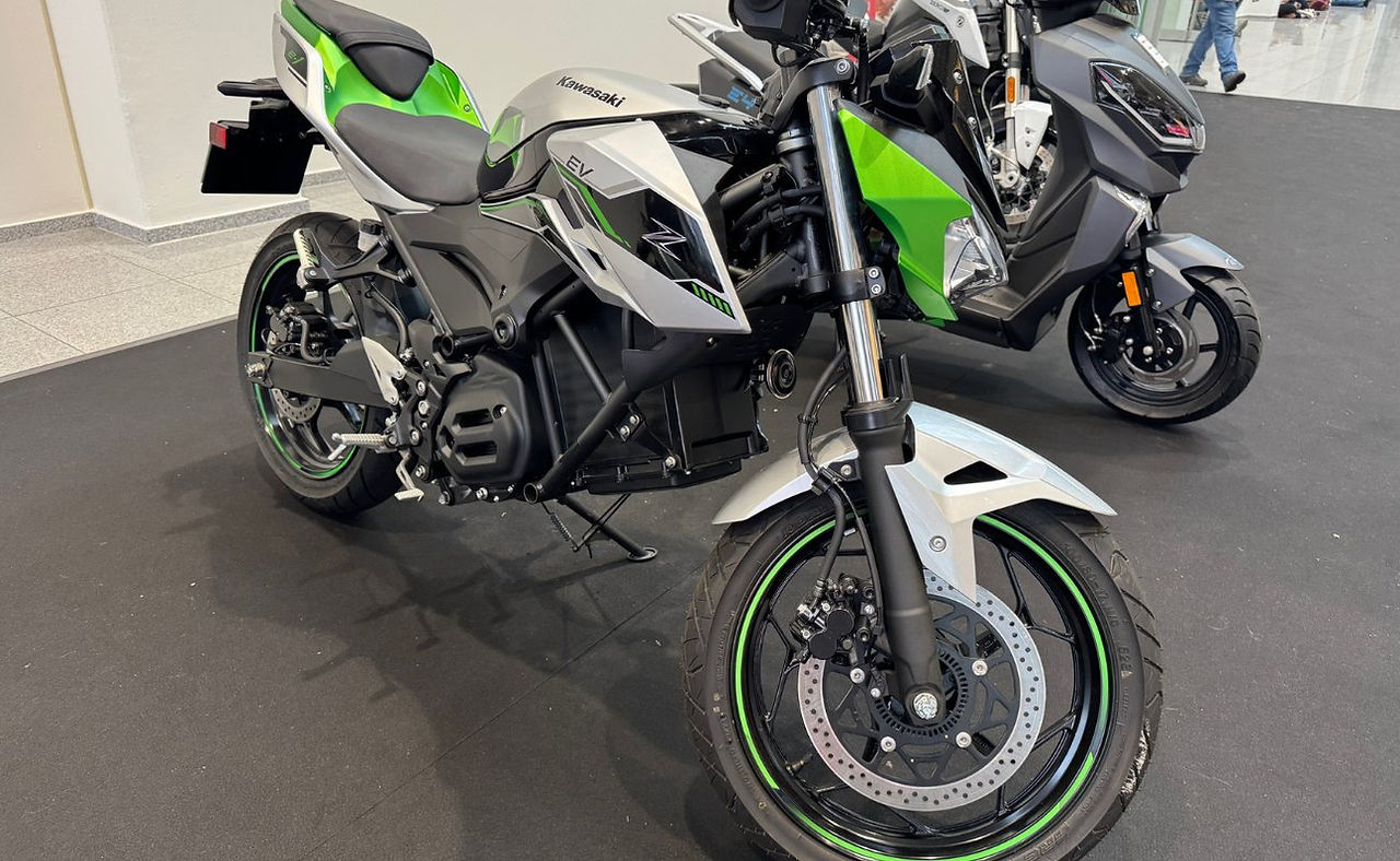 silber-grünes E-Motorrad auf Messe