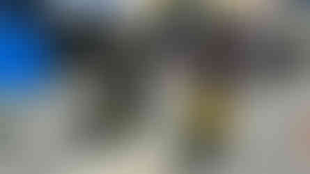 zwei Probefahrer auf Fahrradmesse