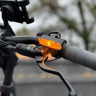 Nahaufnahme blinkender Blinker am Lenker eines e-Bikes