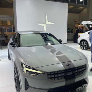 graues Auto auf Messestand