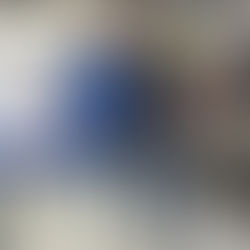 Zwei Männer auf Messestand halten Daumen hoch