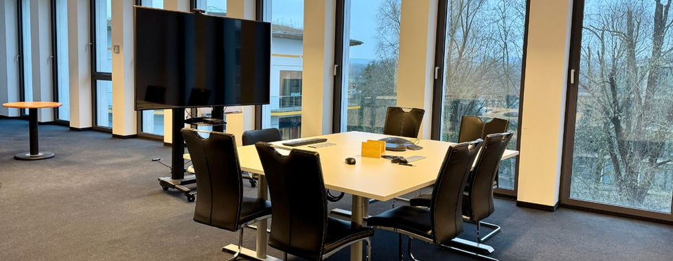 Konferenzraum mit großem Monitor