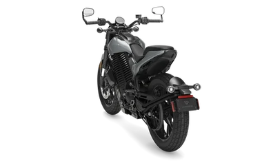 silbernes Elektromotorrad von schräg hinten