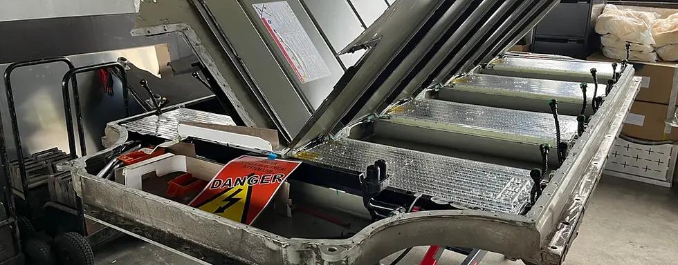 geöffnete Autobatterie zeigt Innenleben