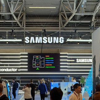 Samsung Messehalle innen mit Besuchern