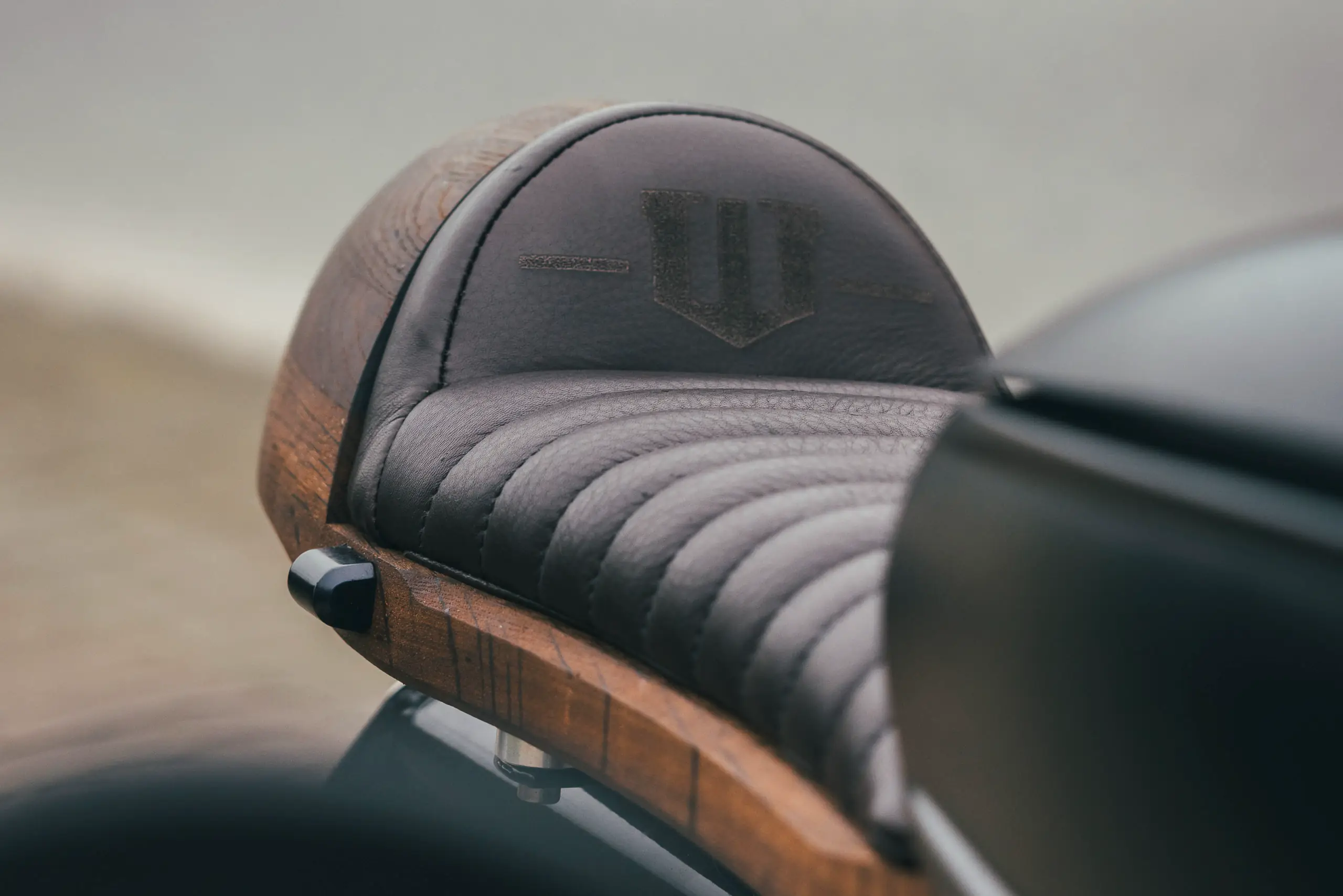 Sitzbank aus Holz von Moped