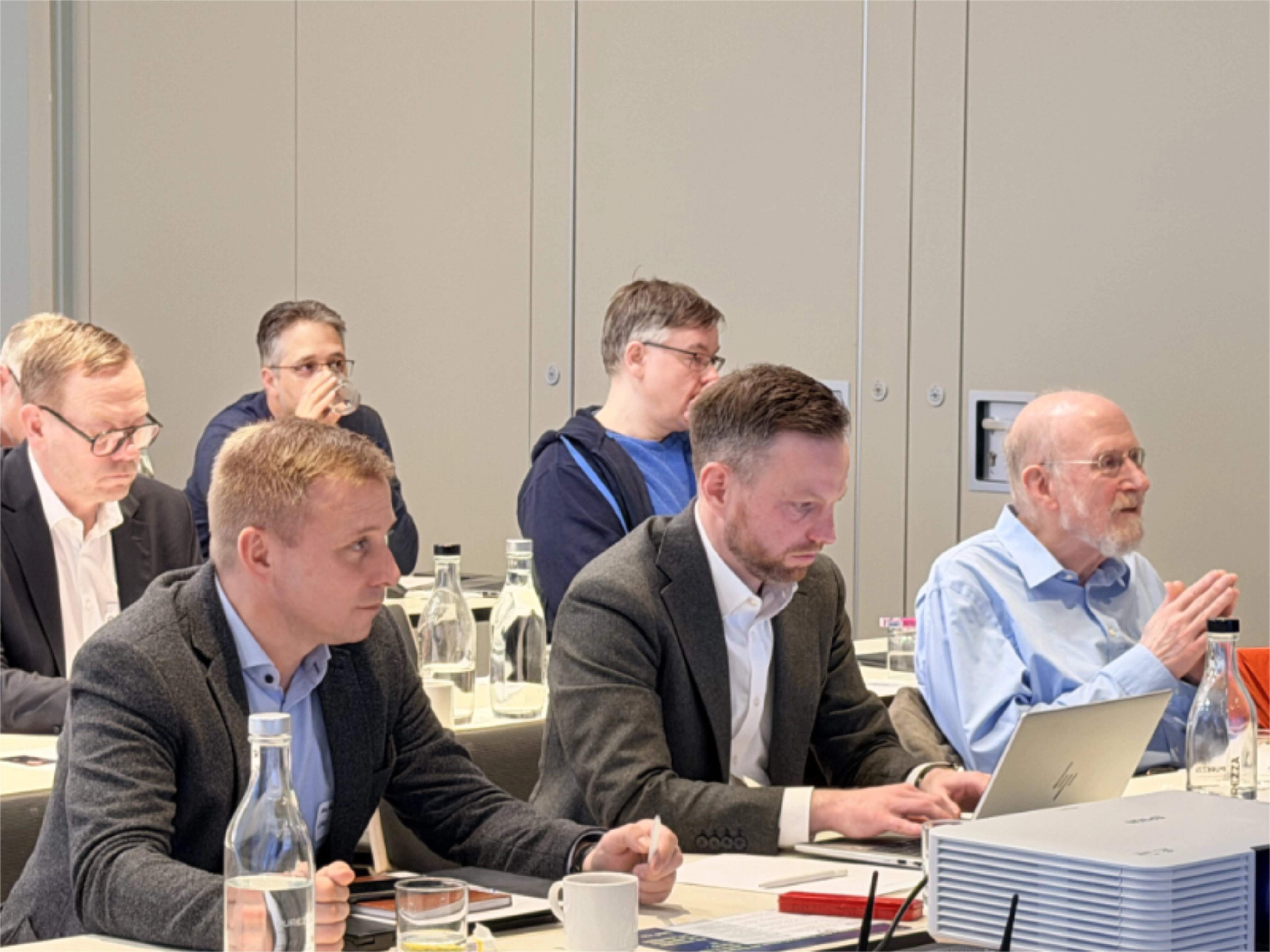 Männer zuschauend auf Konferenz