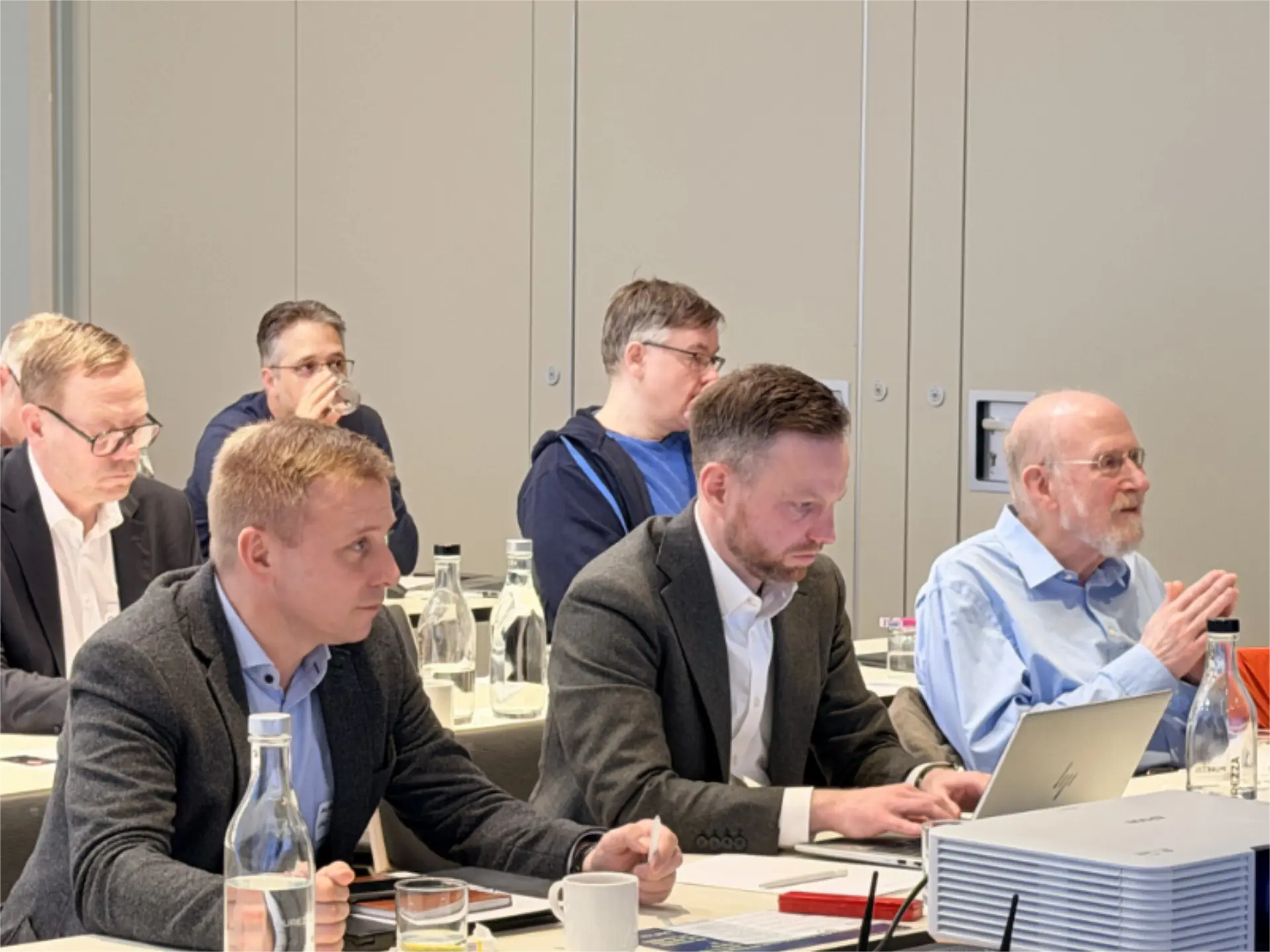Männer zuschauend auf Konferenz