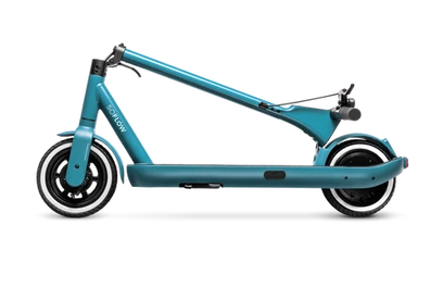 blauer e-scooter seitlich geklappt