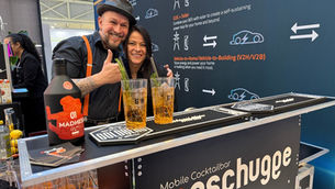 Cocktailbar m it 2 Personen auf Messestand