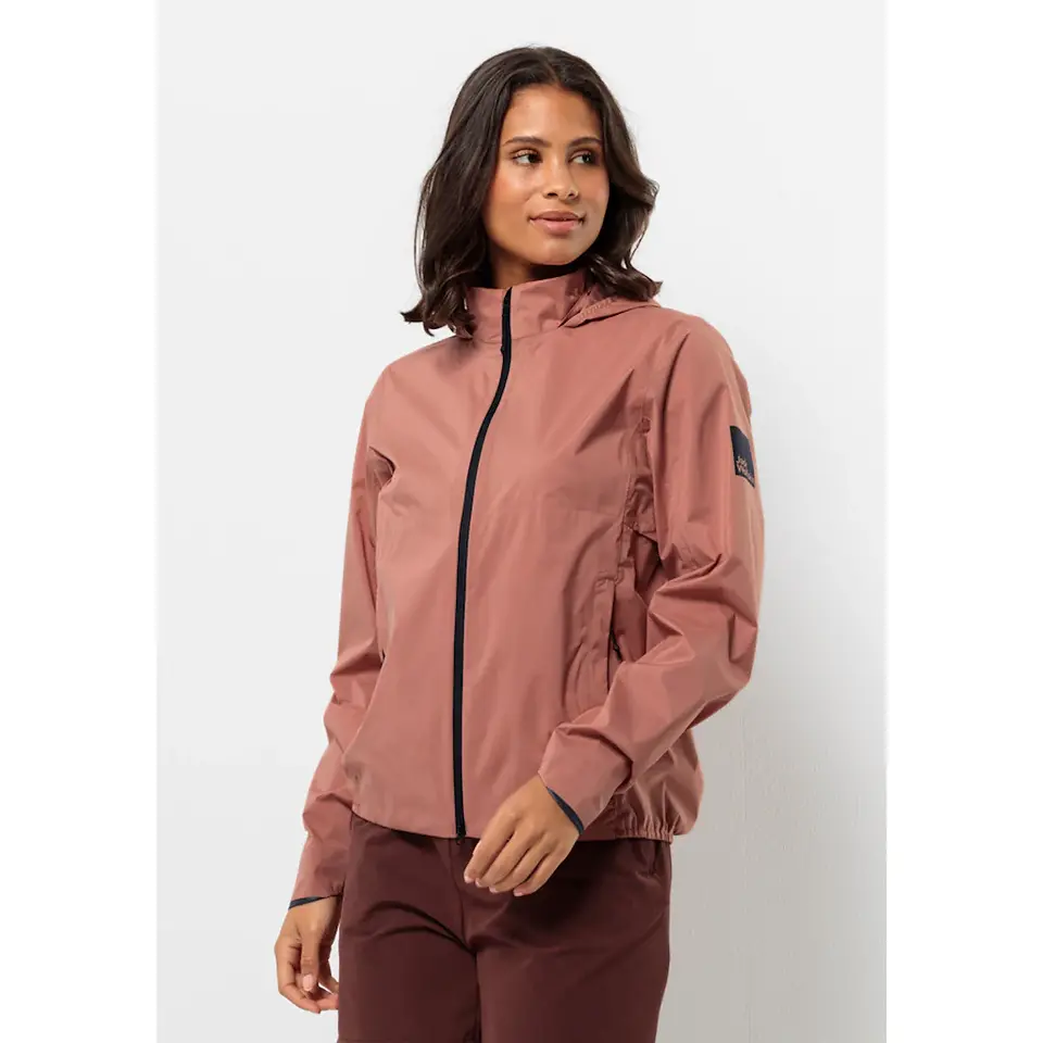 Frau trägt rosa Fahrradjacke