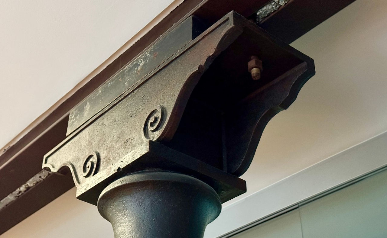 Detail Stahlträger mit Ornament