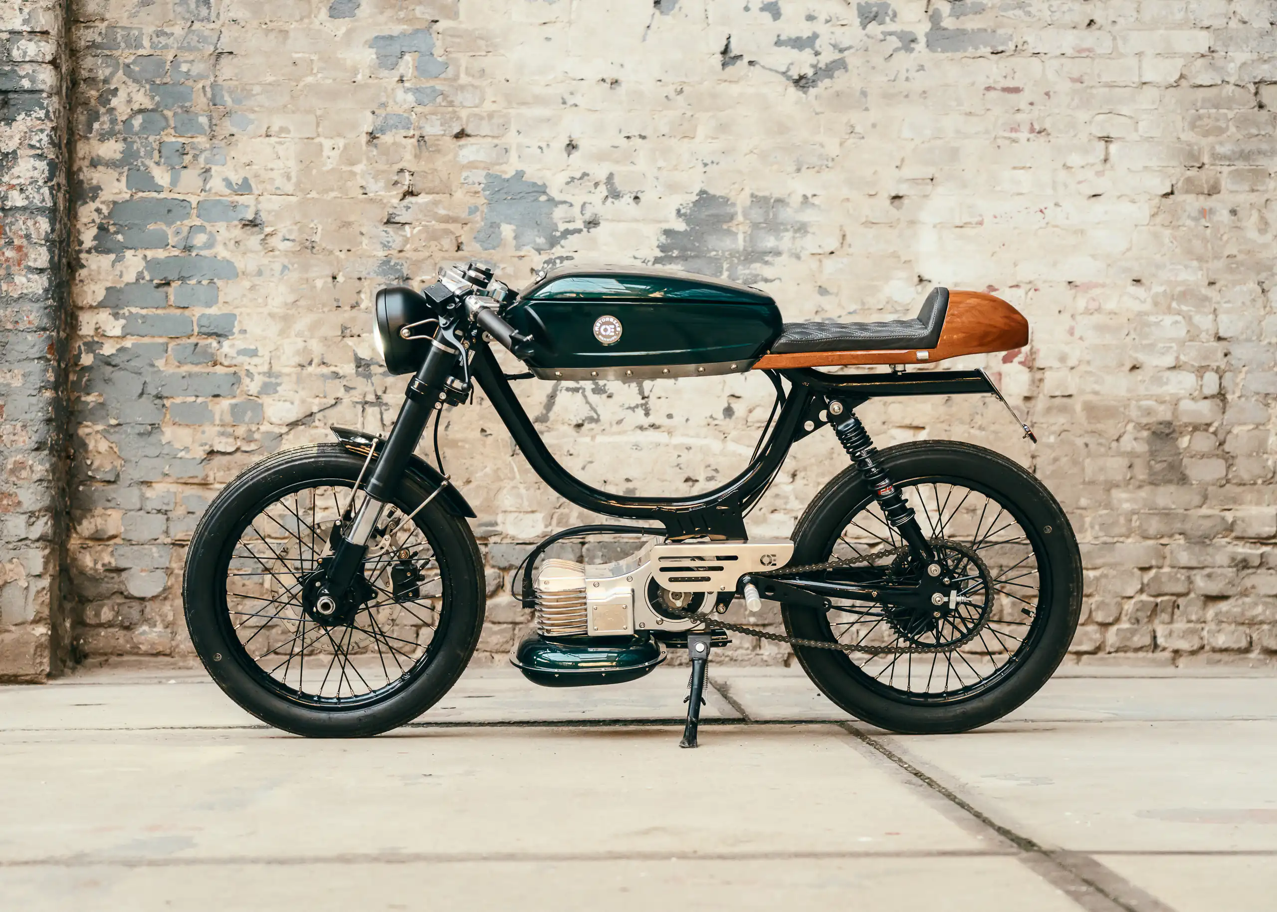 Retro-Moped mit grünem Tank und Holzsitzbank