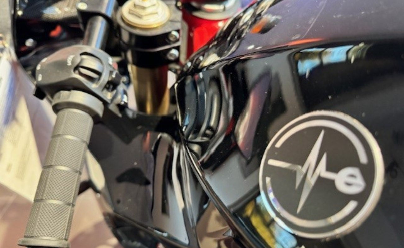 Detailaufnahme Motorrad Logo und Lenker