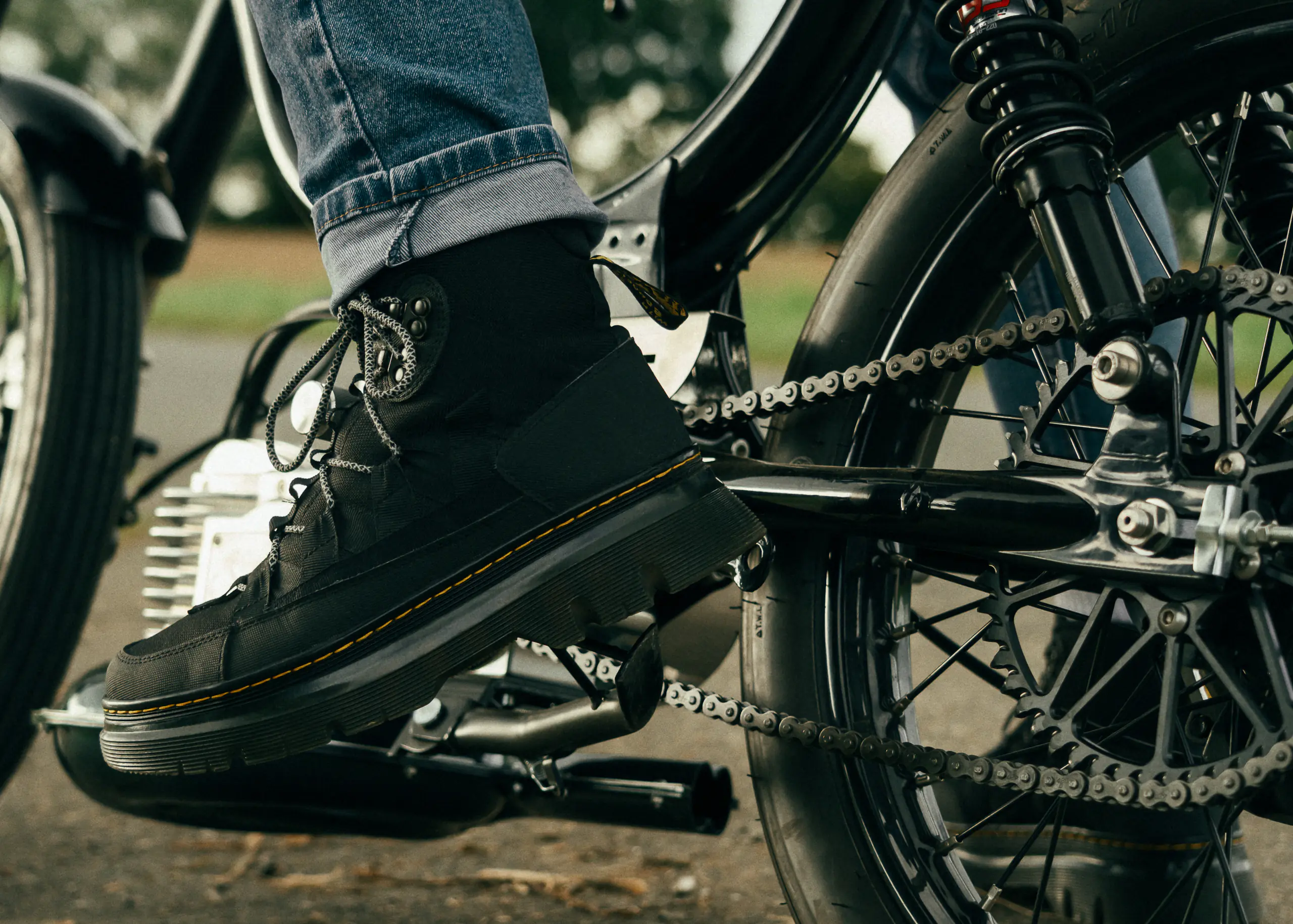 Fuß auf Fußraste an Moped
