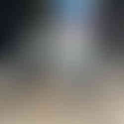 hellgraues Fahrrad vor Graffitti Tunnel