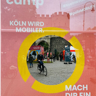 Blick durch Loch auf städtischen Platz