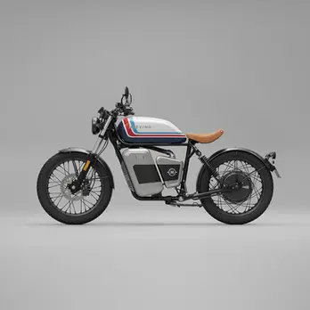 Retro Motorrad mit braunem Sattel und weissem Tank mit Streifen seitlich