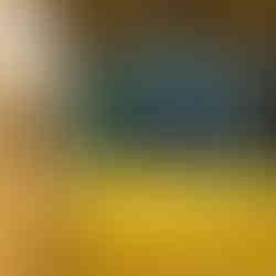 Eingang Büroetage mit gelbem Teppich und Holzschränken