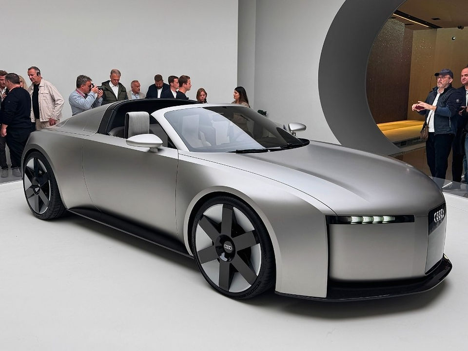 IAA Konzeptstudie Audi auf Messestand silbernes Cabrio
