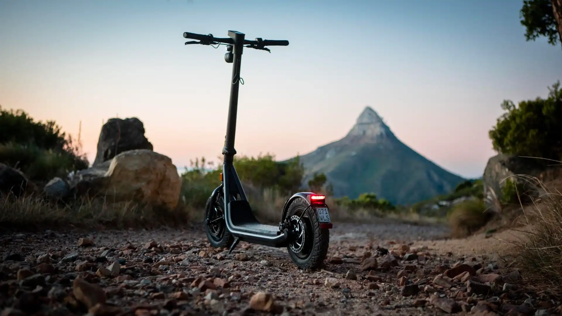 e-scooter steht auf Bergweg