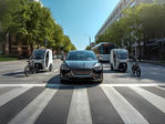 Auto auf Straße mit alternativen Fahrzeugen rechts und links