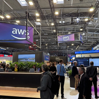 Messehalle innen mit Besuchern