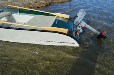 weißes Boot heck mit Außenbordmotor