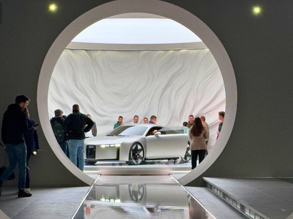 IAA Konzeptstudie Audi auf Messestand mit Tor