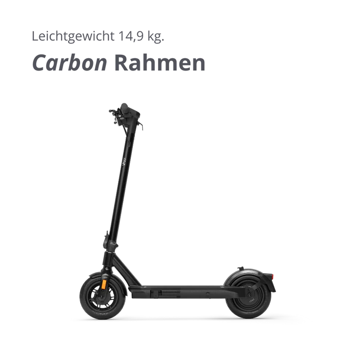 schwarzer e-Scooter mit Carbonrahmen