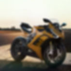 gelbes Motorrad steht im Sonnenuntergang auf Asphalt