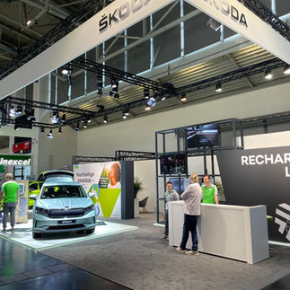 Messestand mit hellblauem Auto