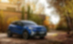 Mild Hybrid Auto von Renault, blaues Auto steht in herbstlichem Wald