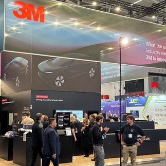 Messehalle innen, Stand 3 M, mit Besuchern