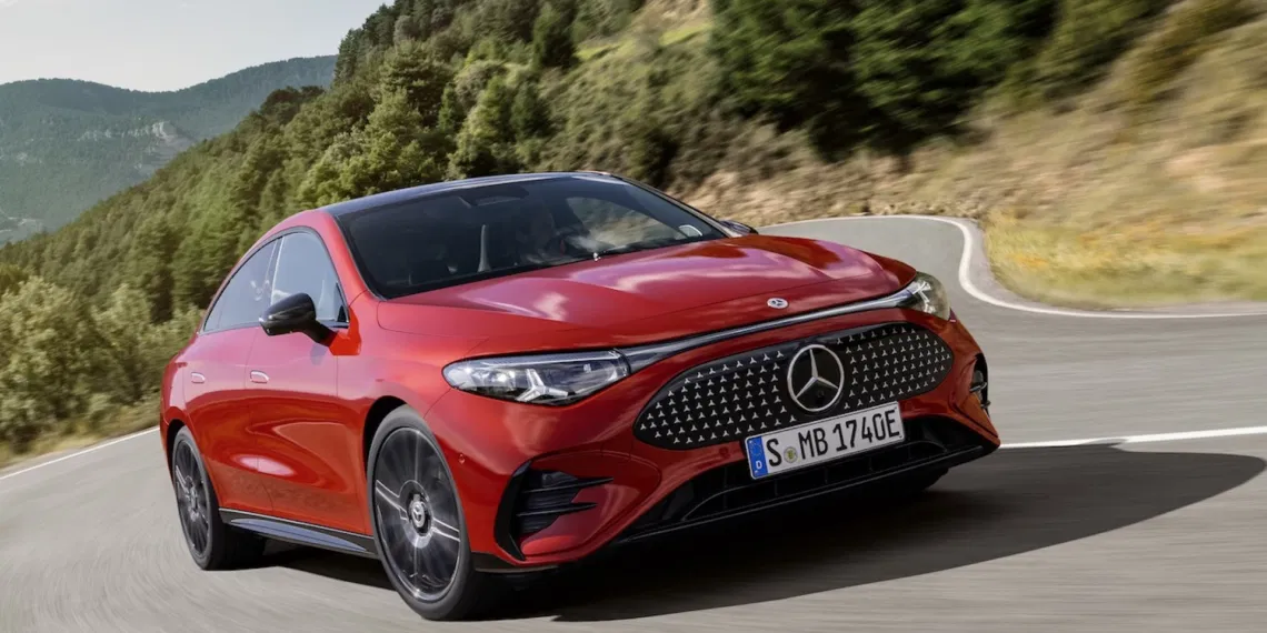 rotes Auto auf Landstraße