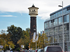 Alter Wasserturm an Straße