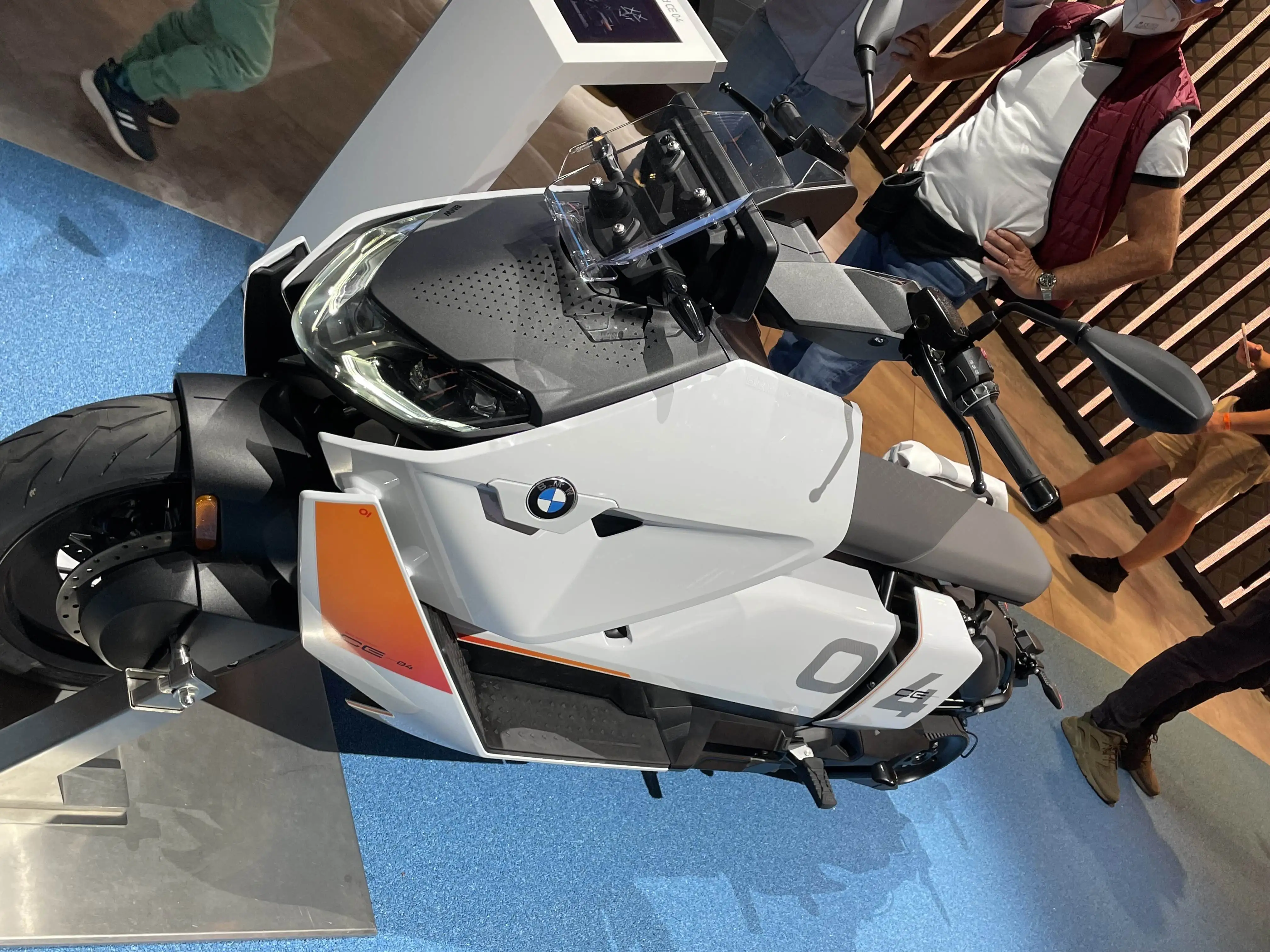 BMW Motorroller mit weisser Verkleidung