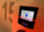 private Wallbox am Tiefgeragenstellplatz mit leuchtendem Display