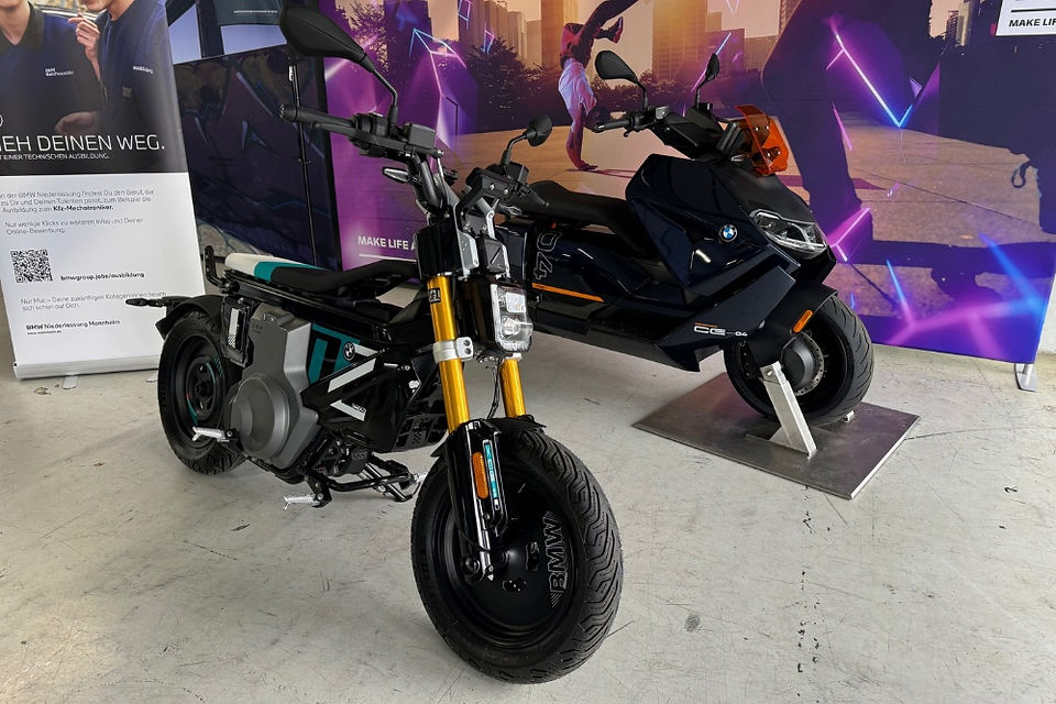 Zwei BMW Motorräder Klasse A1