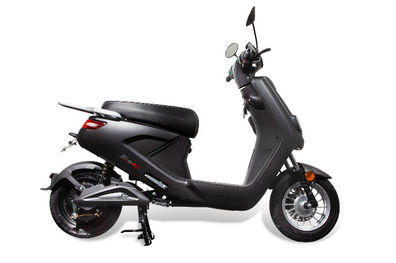 schwarzer e-Roller von der Seite