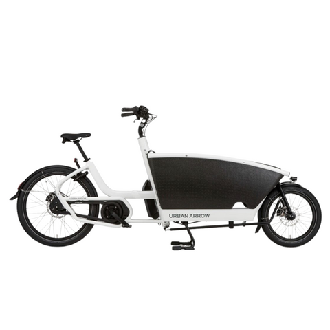 weisses e-Lastenfahrrad mit schwarzer Box