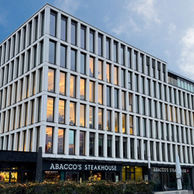 Bürogebäude mit Restaurant im Erggeschoß