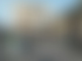 e-Scooter Fahrende auf Platz mit vielen Menschen